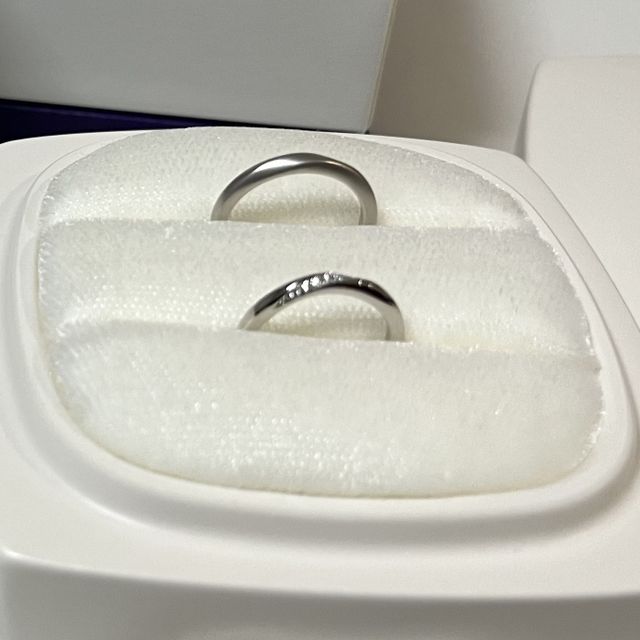 【俄(にわか)の口コミ】 指なじみの良いウェーブ感と、きらりと輝くダイヤモンドに惹かれました。
…