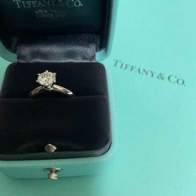 【ティファニー(Tiffany & Co.)の口コミ】 シンプルなデザインだけどダイヤの存在感がしっかりあったのと、結婚指輪…