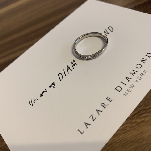 【ラザール ダイヤモンド(LAZARE DIAMOND)の口コミ】 シンプルなデザインに惹かれて購入を決めました。
粒ダイヤではなくエタニ…
