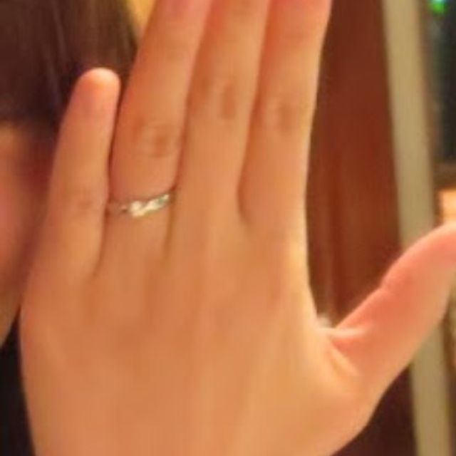 【ティファニー(Tiffany & Co.)の口コミ】 ダイヤモンドの両サイドにくびれのようなデザインがあるために、ダイヤモ…