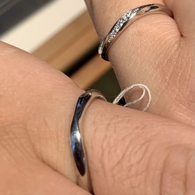 【銀座ダイヤモンドシライシの口コミ】 シンプルなデザインが好みで、提案されたものからいくつか選びました。
素…