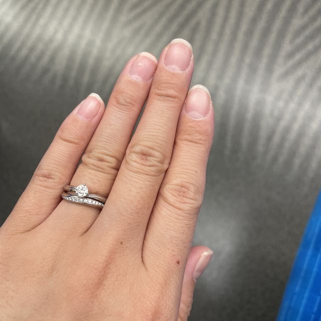 【4℃ BRIDAL(ヨンドシーブライダル)の口コミ】 婚約指輪が4℃のものであったため、結婚指輪も4℃を見に行きました。様々な…