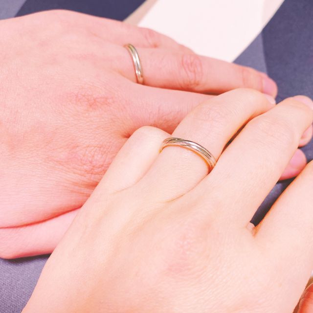 【銀座ダイヤモンドシライシの口コミ】 実際にお店で試着してみて、色とデザインが好みで指馴染みが良いものを選…