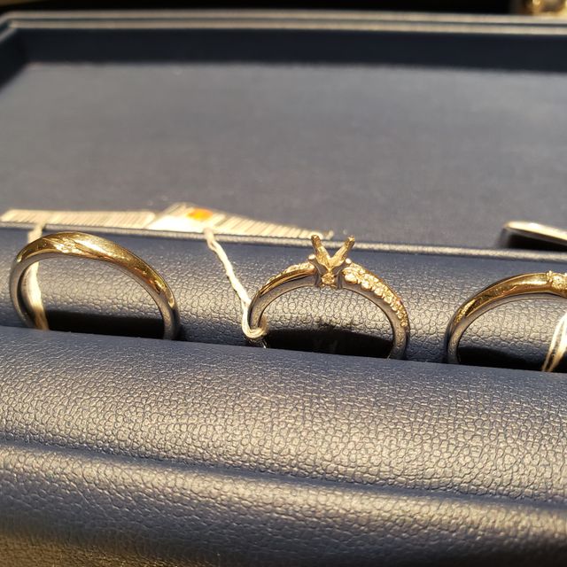 【銀座ダイヤモンドシライシの口コミ】 婚約指輪の1番の決め手はダイヤの輝きです。今回3店舗を見ましたが、輝き…