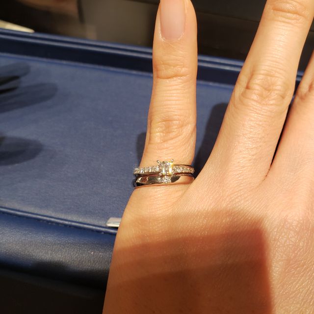【銀座ダイヤモンドシライシの口コミ】 最初に婚約指輪を選び、そのあとに重ね付けにも合う結婚指輪を探しました…