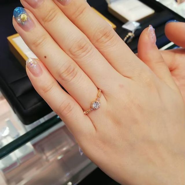 【Ginza Rim(銀座リム)の口コミ】 ピンクゴールドで、結婚指輪と重ね付け出来て、普段使いも出来る婚約指輪…