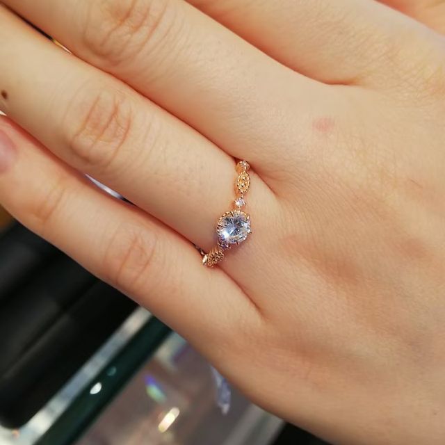 【Ginza Rim(銀座リム)の口コミ】 ピンクゴールドで、結婚指輪と重ね付け出来て、普段使いも出来る婚約指輪…