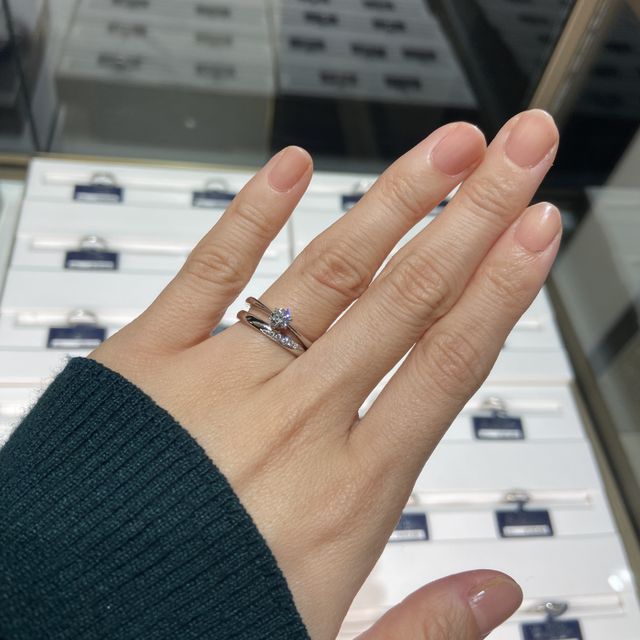 【ROYAL ASSCHER(ロイヤル・アッシャー)の口コミ】 婚約指輪はプラチナのソリテールで探していました。その中でもロイヤルア…