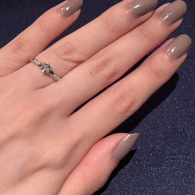 【銀座ダイヤモンドシライシの口コミ】 指にはストレートのものが似合いそうだとわかったため、石が3〜5個ついた…
