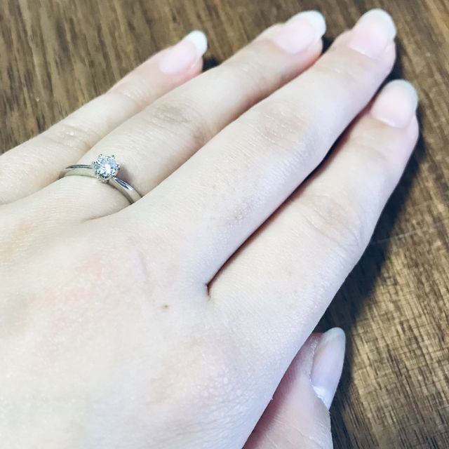 【4℃ BRIDAL(ヨンドシーブライダル)の口コミ】 柔らかい印象で、ダイヤの良さが際立つようなデザインのものにしました。…