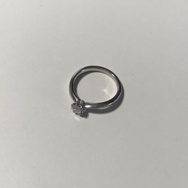 【4℃ BRIDAL(ヨンドシーブライダル)の口コミ】 柔らかい印象で、ダイヤの良さが際立つようなデザインのものにしました。…