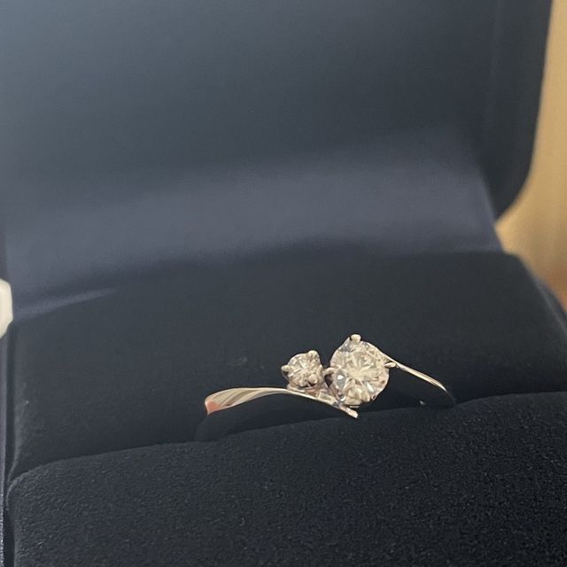 【4℃ BRIDAL(ヨンドシーブライダル)の口コミ】 デザインが気に入り、即決しました！
様々なブランドの指輪ん見て回りまし…