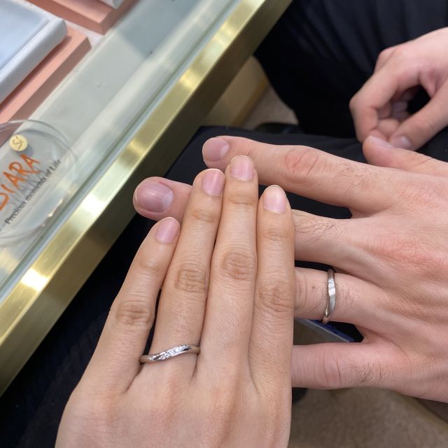 【Something Blue(サムシングブルー)の口コミ】 S字で流線型のクールな感じの指輪でした。つけ心地もよくとても気に入りま…