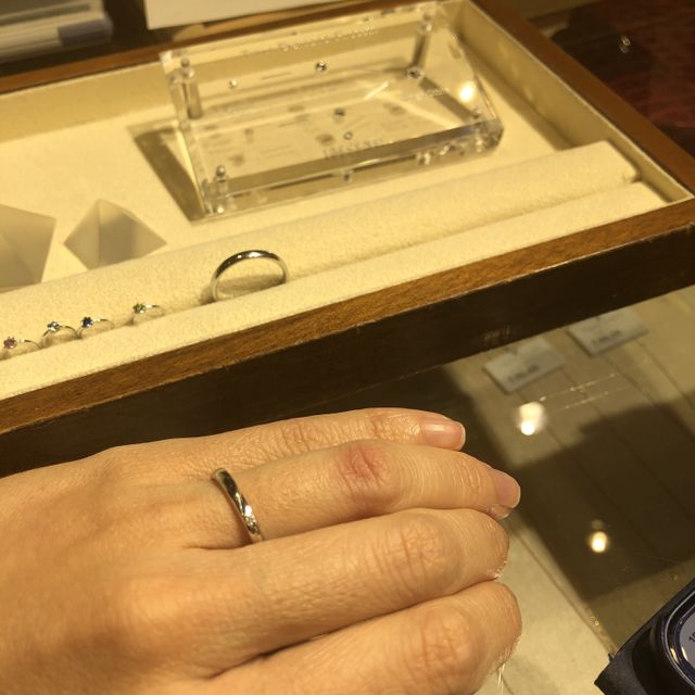 【TRECENTI(トレセンテ)の口コミ】 ◎デザインとつけ心地
もともとシンプルな指輪を探していたので、デザイン…