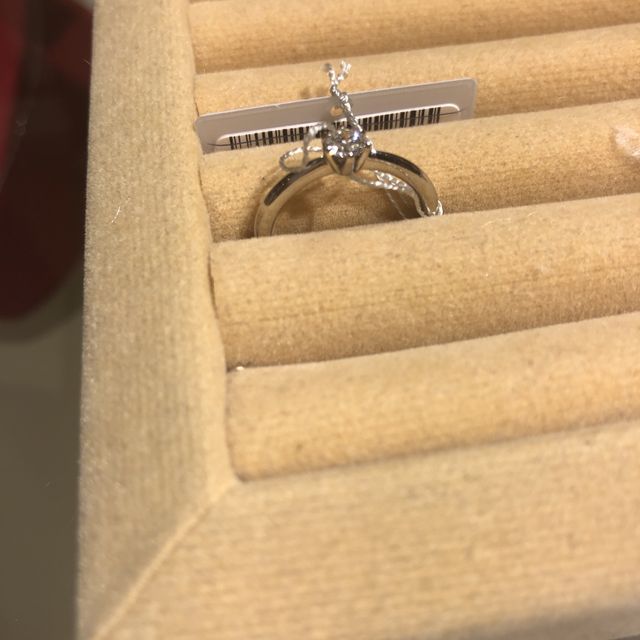 【TRECENTI(トレセンテ)の口コミ】 ◎デザインとつけ心地
もともとシンプルな指輪を探していたので、デザイン…