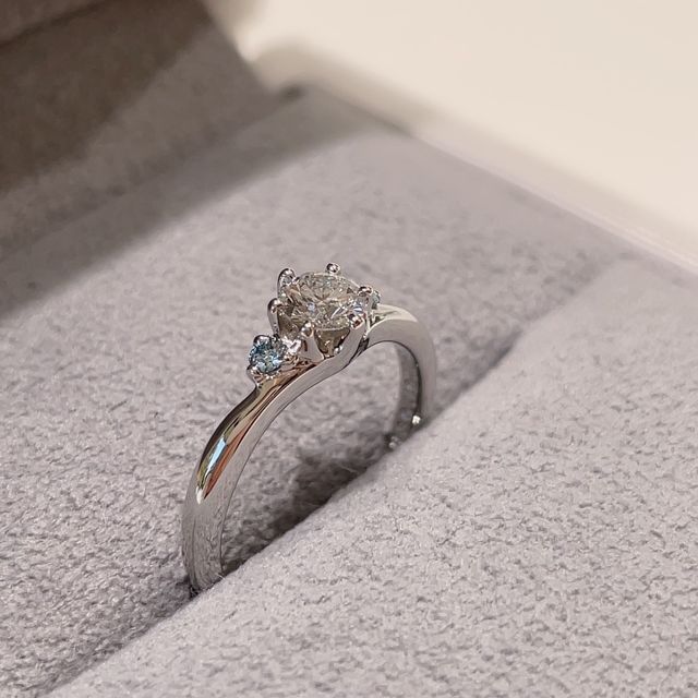 【CAFERING(カフェリング)の口コミ】 真ん中のダイヤの横にブルーサファイアが配置されているデザインが色合い…