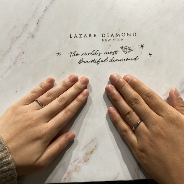 【ラザール ダイヤモンド(LAZARE DIAMOND)の口コミ】 まず写真でみて一目惚れしました。
細すぎず太すぎない、またダイヤの大き…