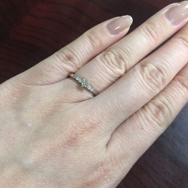 【4℃ BRIDAL(ヨンドシーブライダル)の口コミ】 主人がサプライズで用意してくれました。
お店の方の指に何種類も着けて頂…