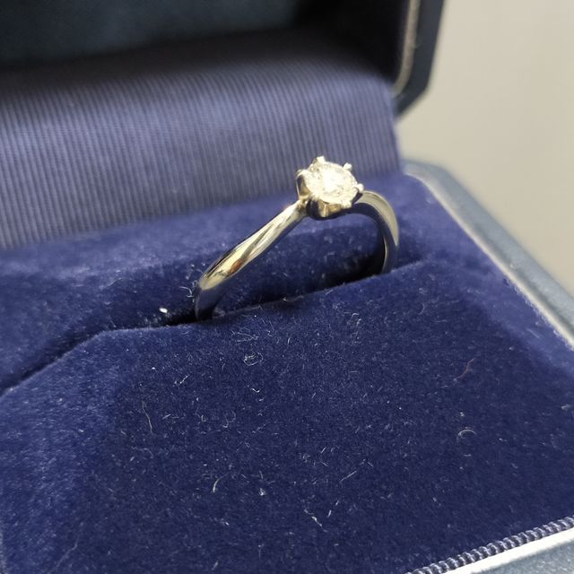 【銀座ダイヤモンドシライシの口コミ】 リングのウェーブ具合が綺麗だったので、これに決めました。この形は、指…