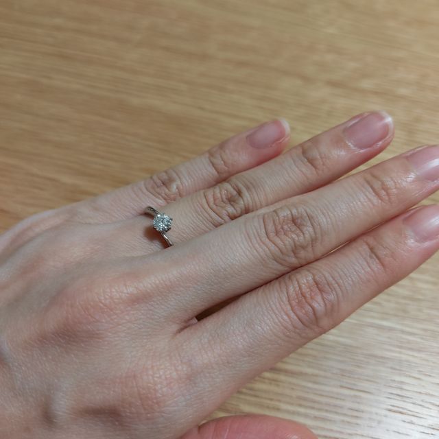【ラザール ダイヤモンド【取扱店販売】の口コミ】 【指輪のデザインについて】
ダイヤモンドのカットが綺麗だったことが決め…