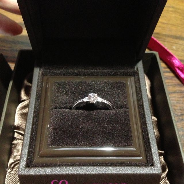 【アイプリモ(I-PRIMO)の口コミ】 リングのデザインがダイヤを引き立たせてくれるので選びました。ダイヤの…
