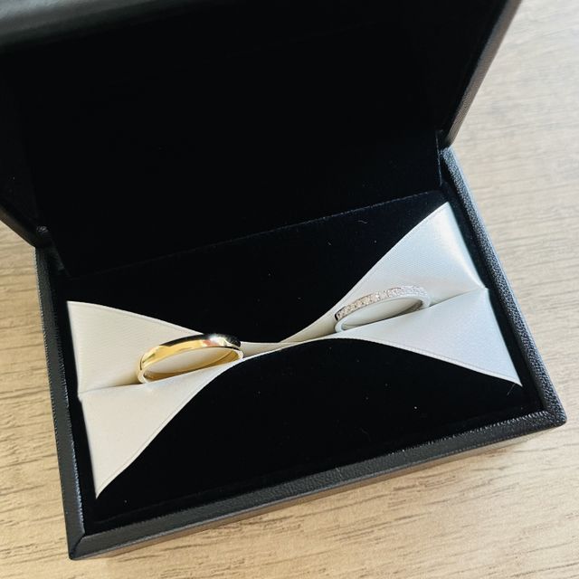 【エクセルコダイヤモンド(EXELCO DIAMOND)の口コミ】 結婚指輪はエタニティリングと決めていました。
毎日つけるものなので、シ…