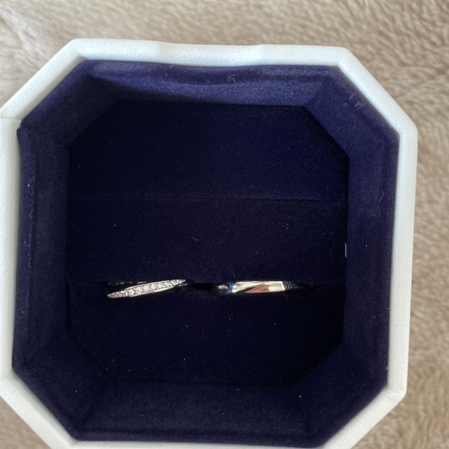 【4℃ BRIDAL(ヨンドシーブライダル)の口コミ】 色はプラチナで長持ちしやすい素材を選びました。
女性用の指輪は真ん中に…