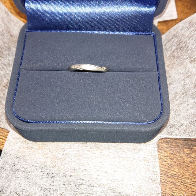 【4℃ BRIDAL(ヨンドシーブライダル)の口コミ】 デザインが特徴的でよかった。女性の方はゴールドが一部入っており、シル…