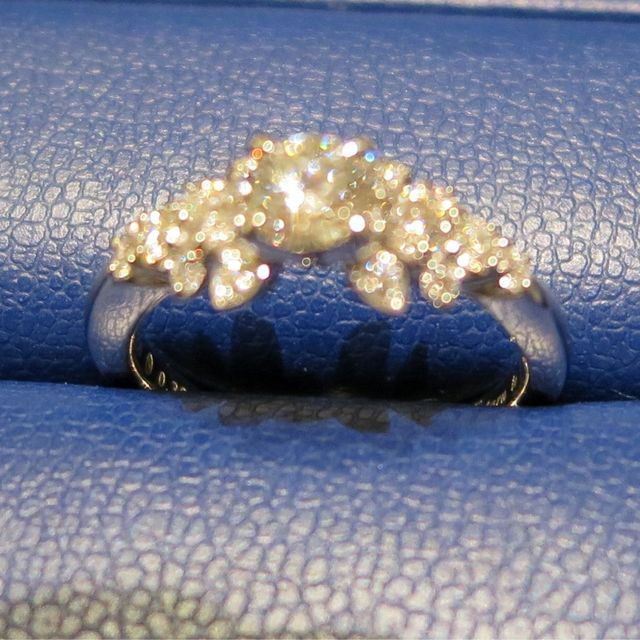 【銀座ダイヤモンドシライシの口コミ】 ダイヤの周りの装飾が豪華な中にも丁寧さがあり、他の一般的な指輪と、ひ…