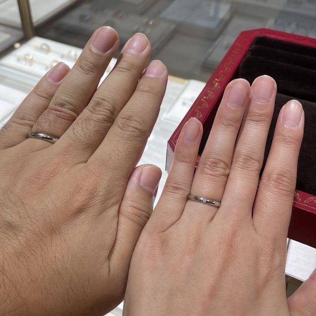 【カルティエ(Cartier)の口コミ】 王道な結婚指輪でした。
指の腹の部分にもダイヤがありシンプルながら贅沢…