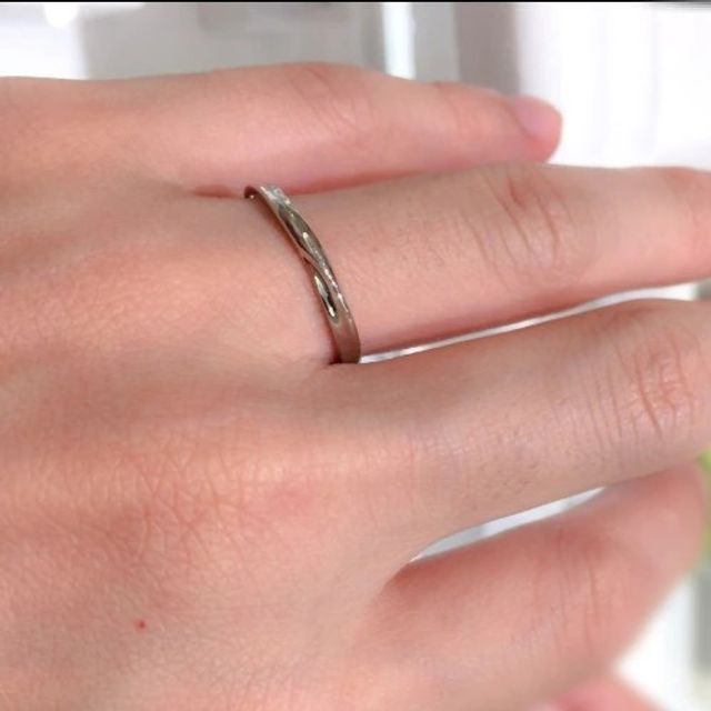 【festaria bijou SOPHIA(フェスタリア ビジュソフィア)の口コミ】 ひねりの入った個性的なデザインに一目惚れして購入しました。ダイヤが入…