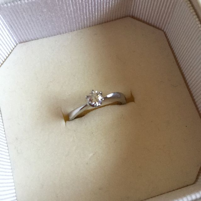 【4℃ BRIDAL(ヨンドシーブライダル)の口コミ】 普段使いもできるようにとシンプルなデザインのものを選びました。結婚指…