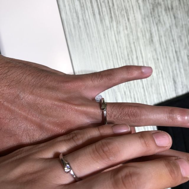 【TRECENTI(トレセンテ)の口コミ】 ダイヤモンドが埋め込まれているプラチナの結婚指輪で。2人が手を取り合っ…