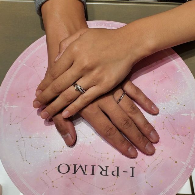 【アイプリモ(I-PRIMO)の口コミ】 婚約指輪を実際に着用した時に手に馴染んだことが1番の決め手です。結婚指…