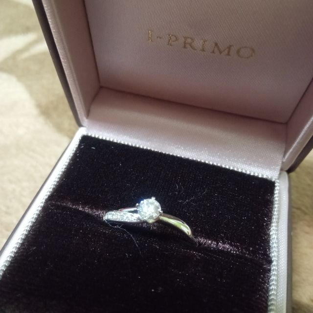 【アイプリモ(I-PRIMO)の口コミ】 婚約指輪を実際に着用した時に手に馴染んだことが1番の決め手です。結婚指…