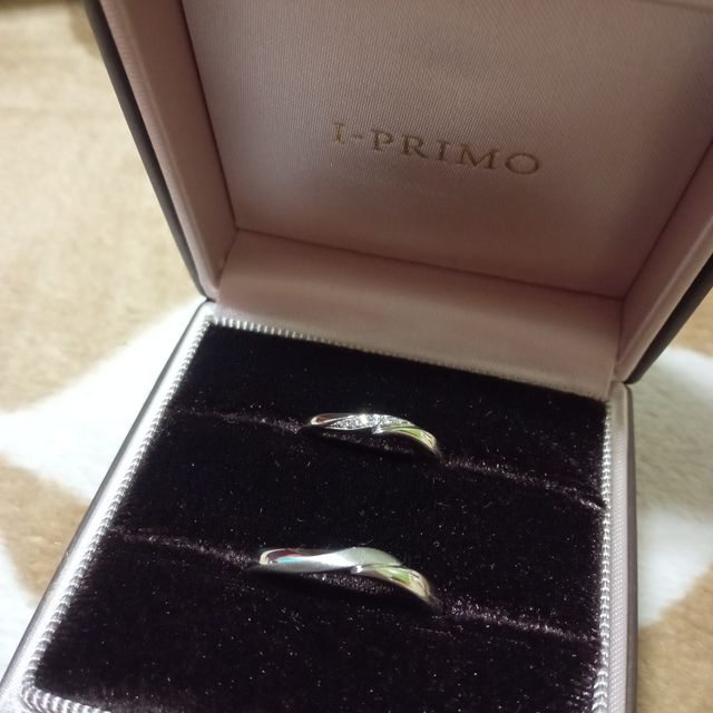【アイプリモ(I-PRIMO)の口コミ】 婚約指輪を実際に着用した時に手に馴染んだことが1番の決め手です。結婚指…