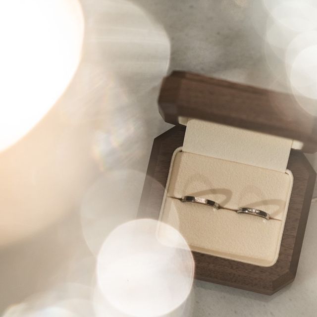 【TANZO.(鍛造指輪)の口コミ】 お互い手に似合い、かつペア感のある指輪を探していました。既成のものだ…
