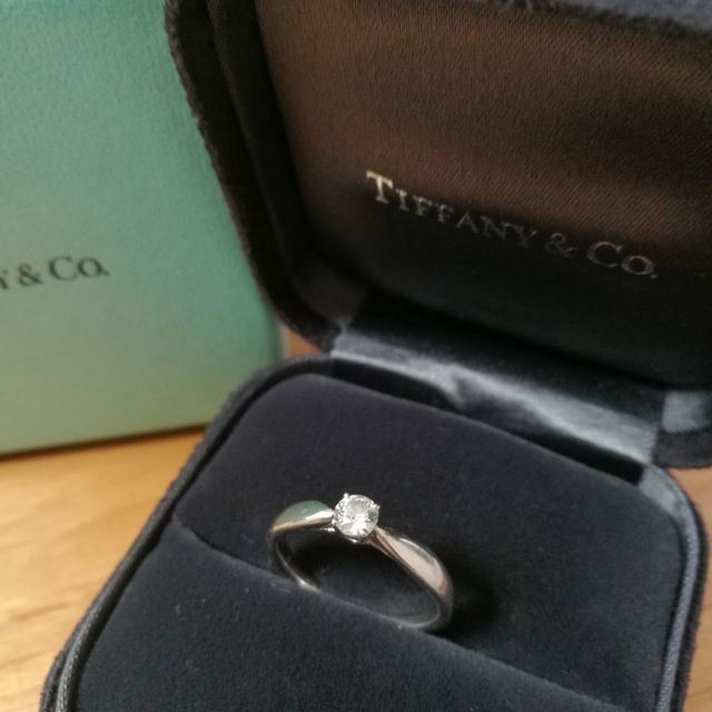 【ティファニー(Tiffany & Co.)の口コミ】 シンプルなデザインの婚約指輪がほしくて探していました。自己主張しすぎ…