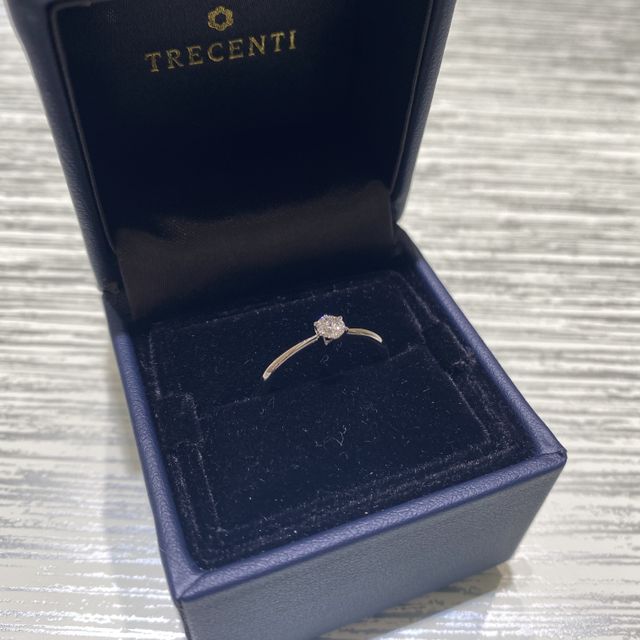 【TRECENTI(トレセンテ)の口コミ】 ダイヤに向けてリングを絞ったデザインで重厚感がありつつ繊細さを感じ、…