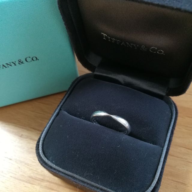 【ティファニー(Tiffany & Co.)の口コミ】 ティファニーの婚約指輪を購入済みでしたので、重ねてつけて綺麗なように…