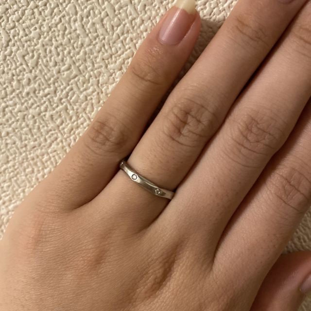 【STAR JEWELRY(スタージュエリー)の口コミ】 婚約指輪と相性が良く、ほぼ即決でこれに決めました。ダイヤモンドが埋め…