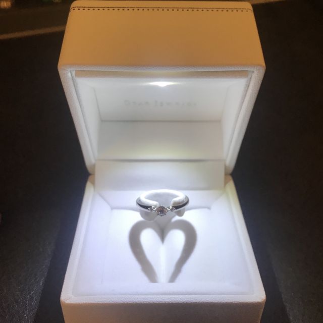 【STAR JEWELRY(スタージュエリー)の口コミ】 指輪にはダイヤが大きいのが1つと左右に小さいものがついていて光に当たる…