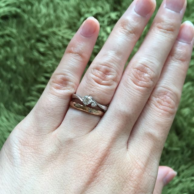 【4℃ BRIDAL(ヨンドシーブライダル)の口コミ】 シンプルかつ少し個性のあるデザインが良かったので二粒ダイヤのこちらの…