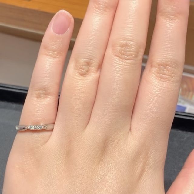 【エクセルコダイヤモンド(EXELCO DIAMOND)の口コミ】 ダイヤモンドが3連になっていて、キュッと絞ってる箇所とのメリハリが綺麗…