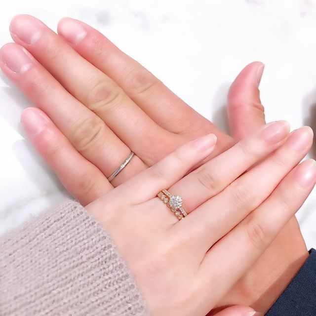 【銀座ダイヤモンドシライシの口コミ】 デザインを見た時にこれだ！と思い即決でした。
大きなダイヤモンドの周り…