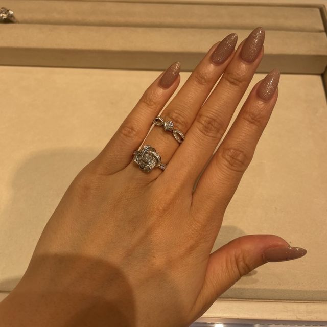 【ブシュロン(BOUCHERON)の口コミ】 大ぶりのデザイン、
芍薬をイメージしているというデザインがとても素敵で…