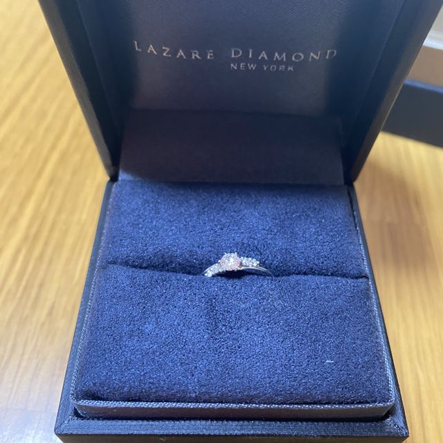 【ラザール ダイヤモンド(LAZARE DIAMOND)の口コミ】 指輪のデザインが可愛くて決めました。妻も喜んでくれており大変満足です…