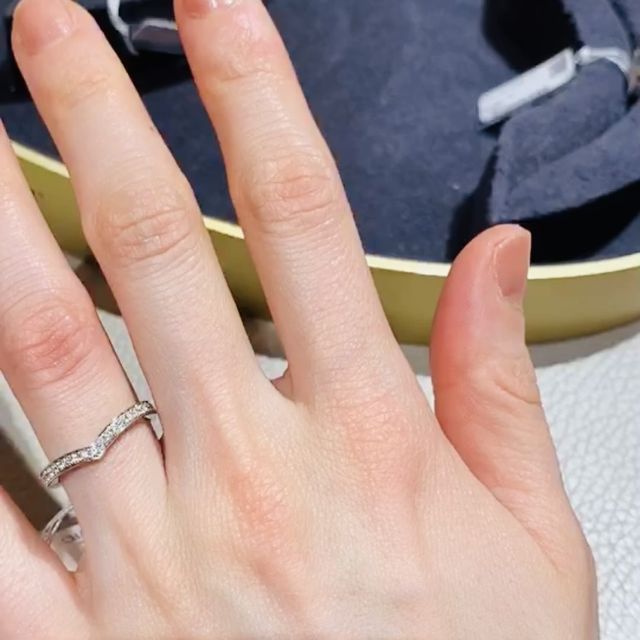 【ショーメ(CHAUMET)の口コミ】 クロスタイプとブイの字の形の指輪を試着しました。ダイヤが敷き詰められ…
