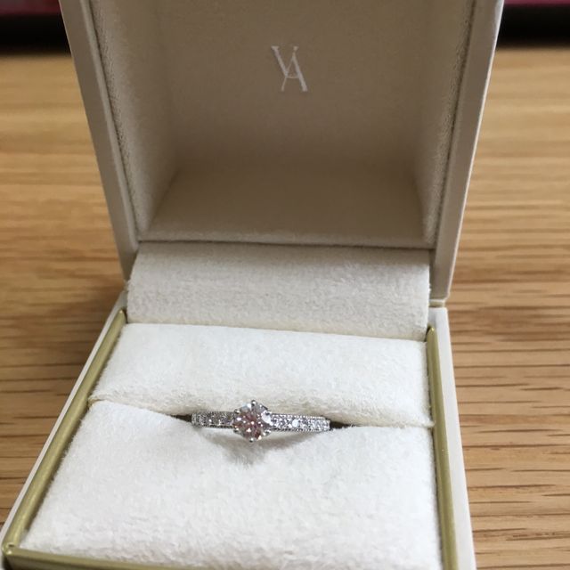 【ヴァンドーム青山(VENDOME AOYAMA)の口コミ】 自分の指が短く太めなので、指輪は細めのサイズ希望でした。
30代なので、…