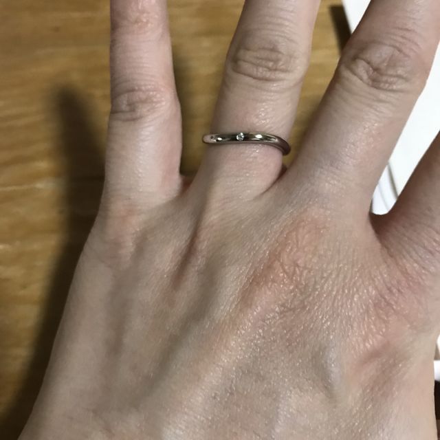 【アイプリモ(I-PRIMO)の口コミ】 細身で丸みのあるところが気に入りました。
長く身につけるものなので、シ…